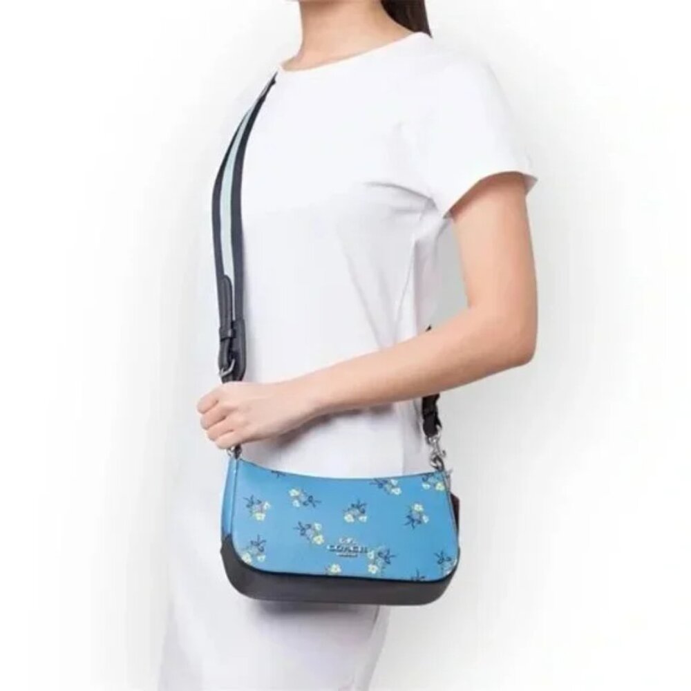 38 | 🍁❤️Coach Jes Baguette with Floral Bow Print